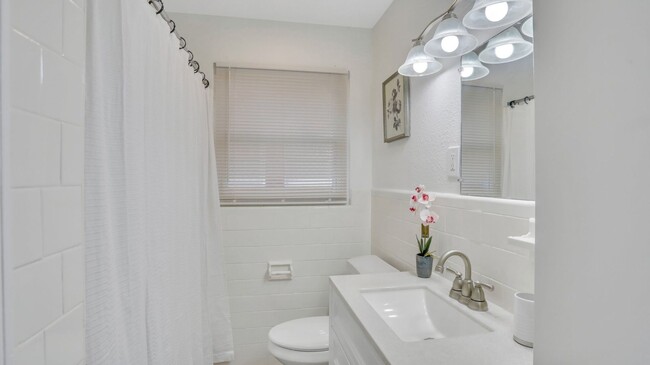 Building Photo - Beautifully renovated 2bed 1bath