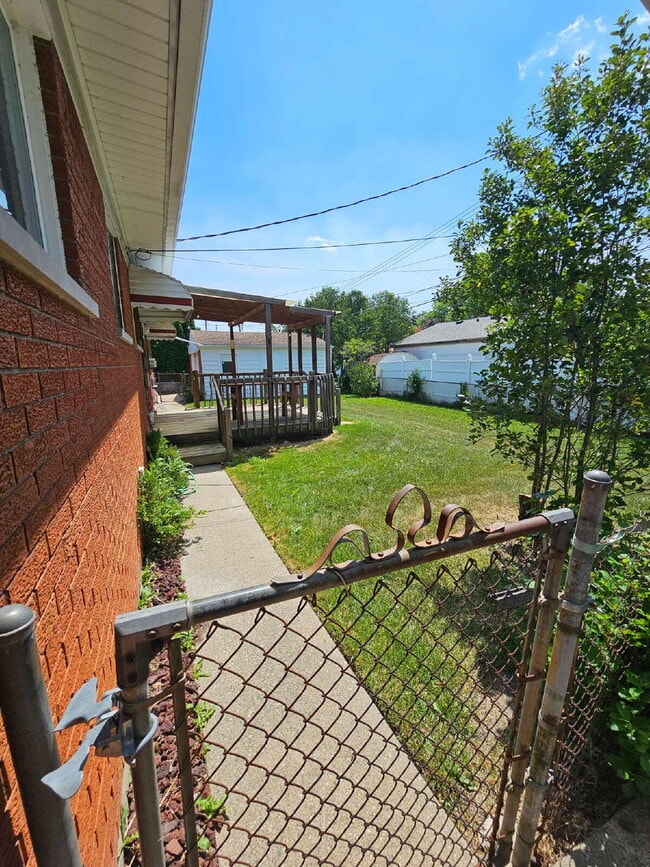 Building Photo - 2 Bedroom, 2 Bath Duplex, Huge Basement with 2-Car Garage – St. Clair Shores