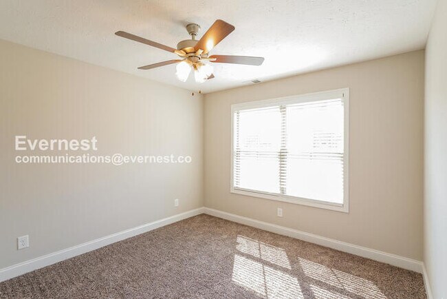 Building Photo - 3 Bed/3 Bath Townhome with Carport / Pet-Friendly / Vouchers Accepted / Available Now!