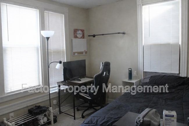 Building Photo - 328 N 6th St