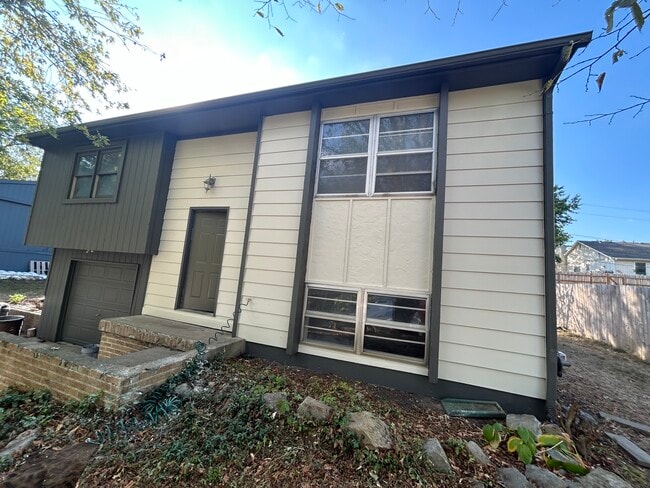 Building Photo - 2725 Ponderosa Dr