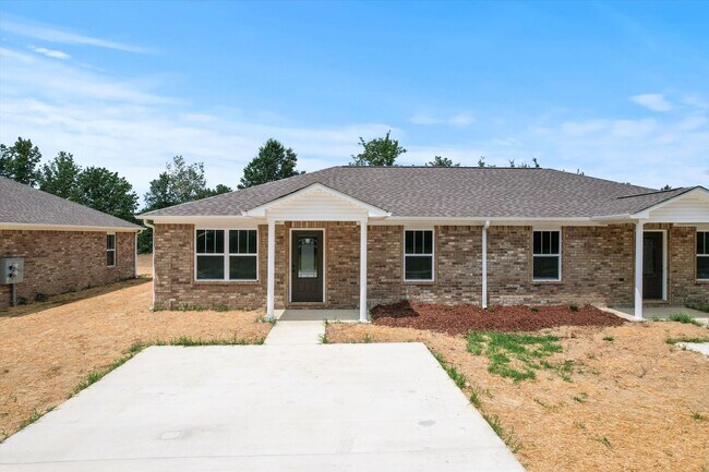Building Photo - Move Right In, Start Living. ONE MONTH FRE...