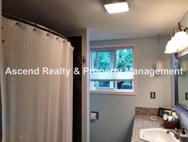 Building Photo - Ideal Hillsboro Location 2 Level Home with...