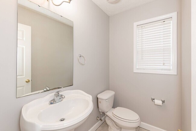 Building Photo - Gorgeous Three Bedroom Home!