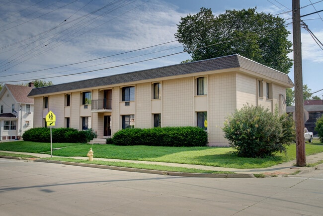 Primary Photo - 305 Maple Ave