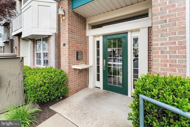 Building Photo - 8921 Town Center Cir