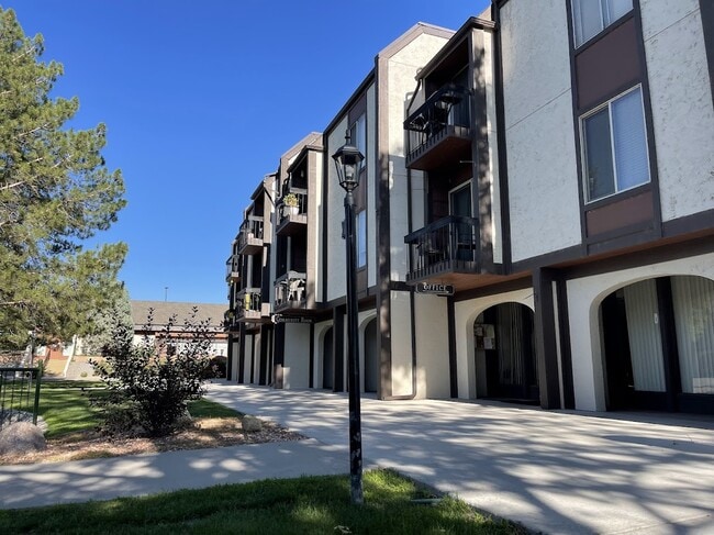 Building Photo - 3154 Lakeside Dr