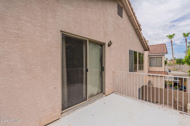 Building Photo - 822 E Ross Ave