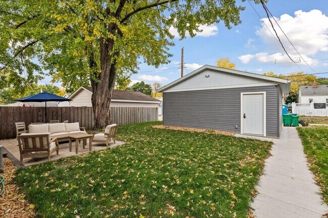 Building Photo - 3040 Hampshire Ave S