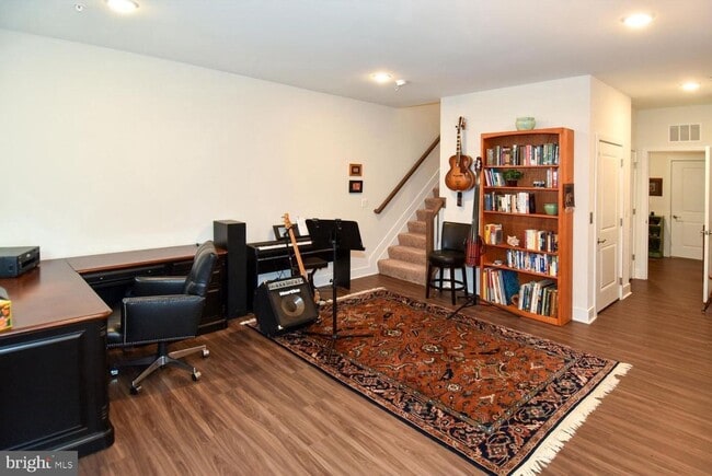 Building Photo - 4-Level Furnished townhome!