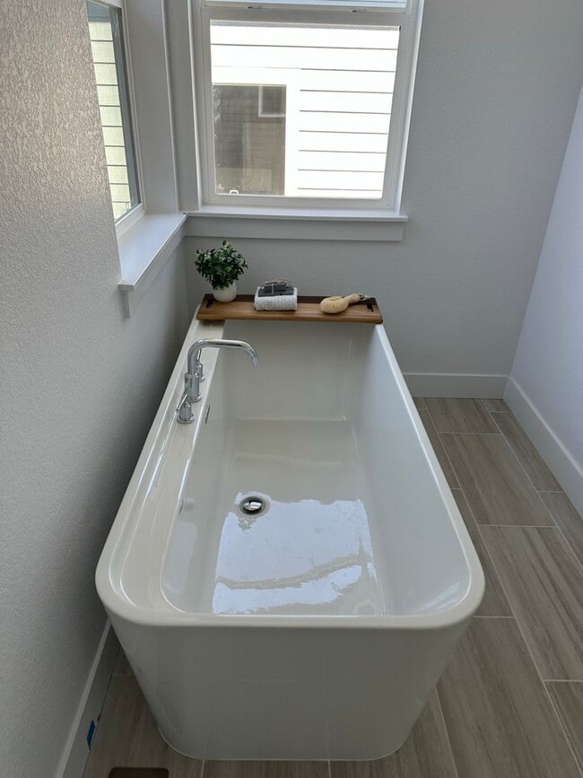 Building Photo - Beautiful Painted Prairie - 4 Bed room home - Available April!!