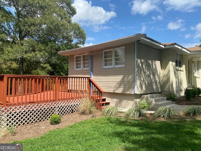 Building Photo - 914 Ozora Rd