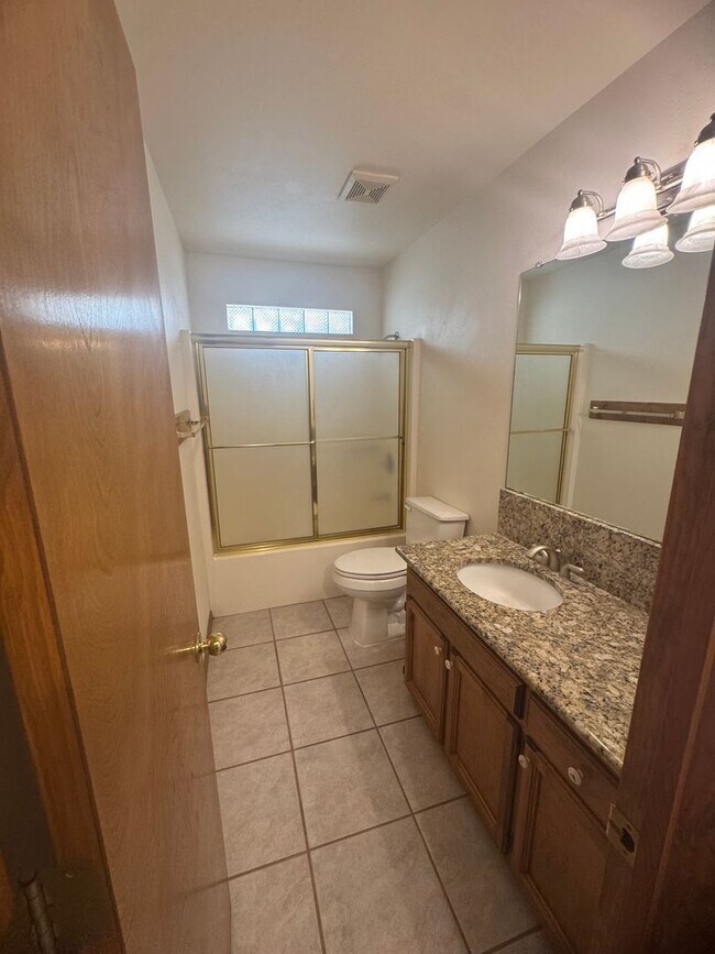 Building Photo - 3Bd 2Bth Home in the Sought-after Colonial...
