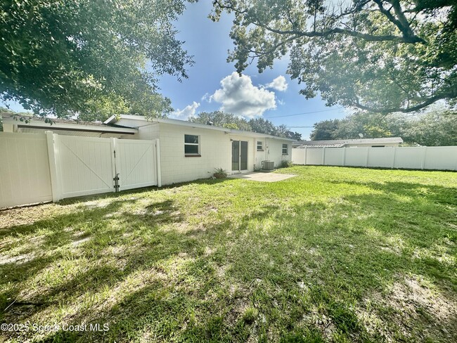 Building Photo - 1905 Ivy Dr