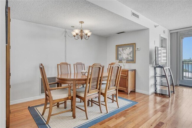 Building Photo - 690 Island Way