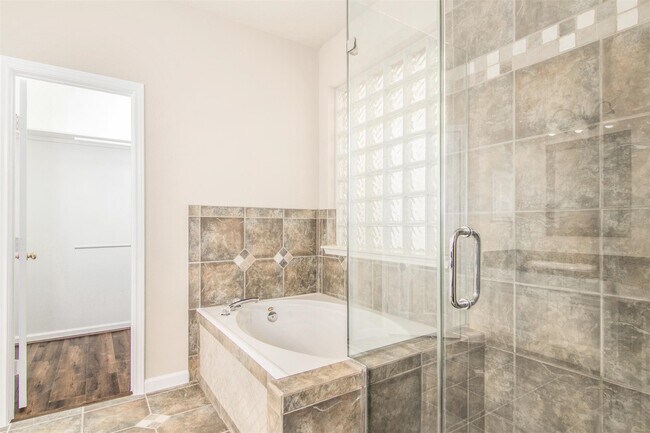 Building Photo - 20719 Medallion Pointe Dr
