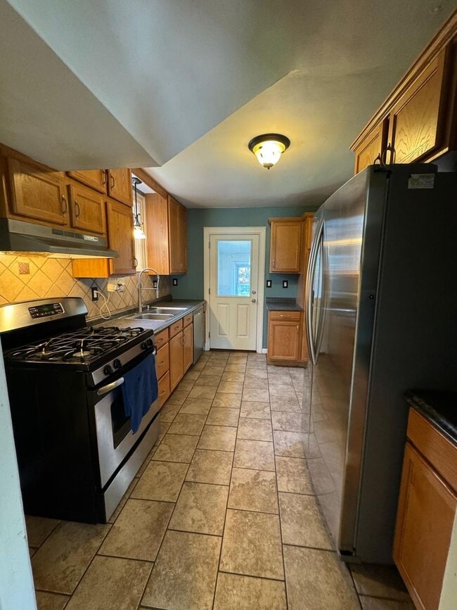 Building Photo - 3 bedroom 1 bath single family home