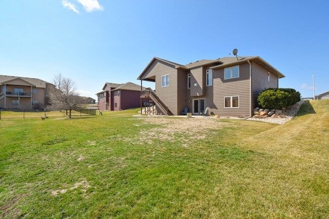 Building Photo - 2204 S Silverthorne Ave