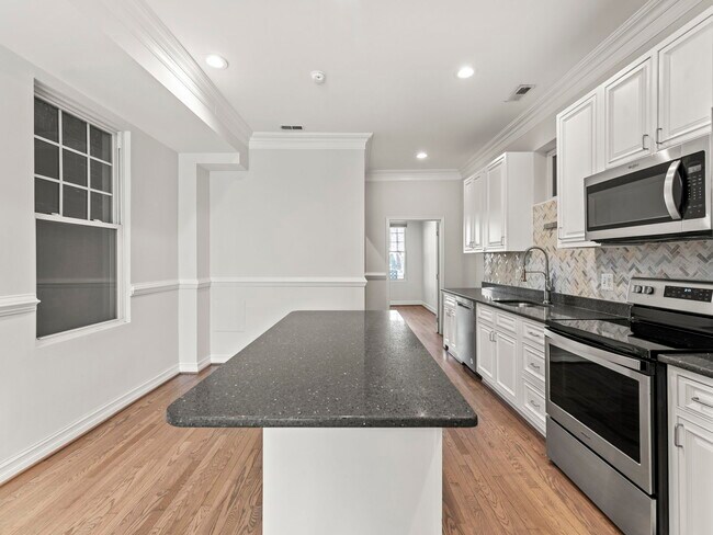 Building Photo - 1215 Otis Pl NW