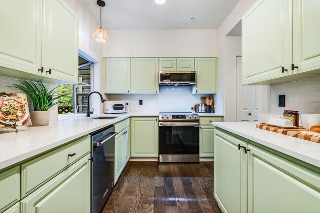 Building Photo - RENOVATED 3 BED, 3 BATH KIRKLAND TOWNHOME W GARAGE & EASY COMMUTE!
