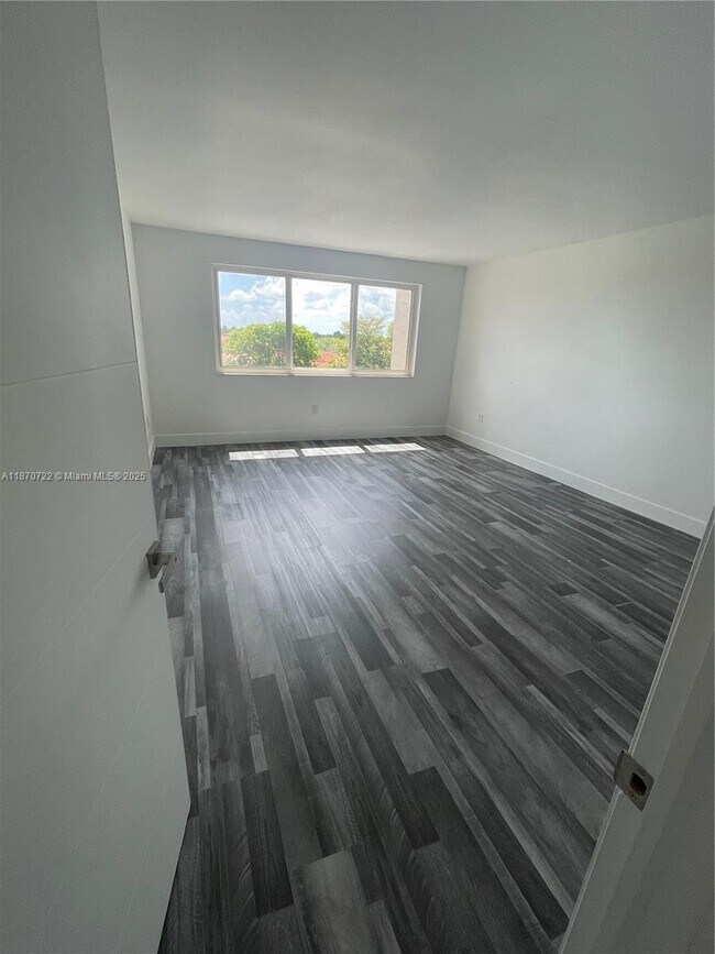 Building Photo - 6930 Miami Gardens Dr
