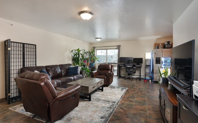 Building Photo - 3 bed 2 bath condo in Belgrade