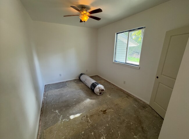 Building Photo - Cute Lehi rambler with tons of yard space ...