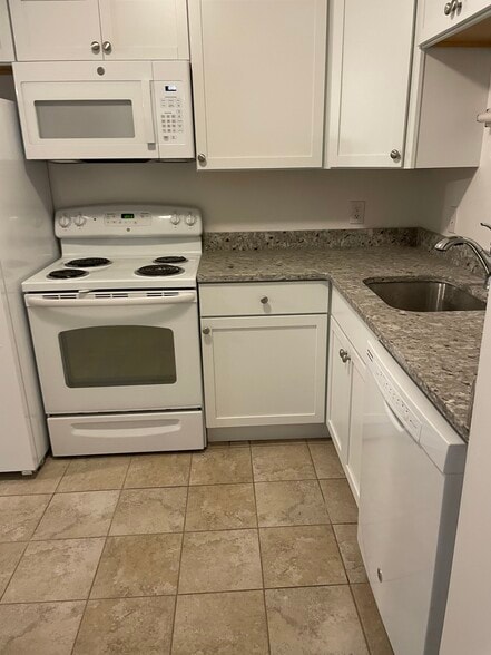 Kitchen - 6713 Gunston Ln