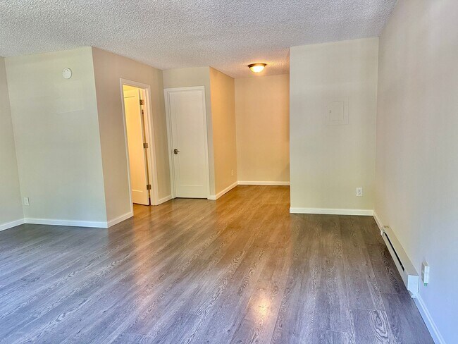 Building Photo - Chic and Updated Studio in Prime Location