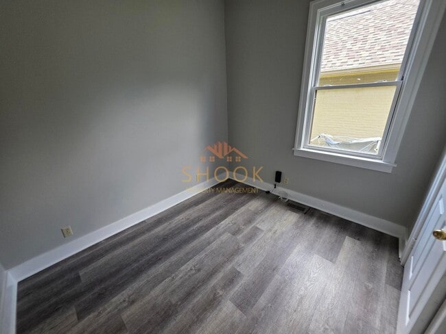 Building Photo - 205/207 S 6th St