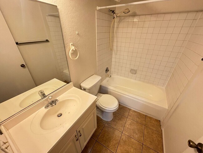 Building Photo - Charming 2BED/2BATH Condo located in Spring Oaks Community.