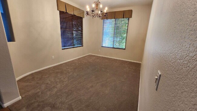 Building Photo - Gorgeous home on the Golf Course in a gated community.