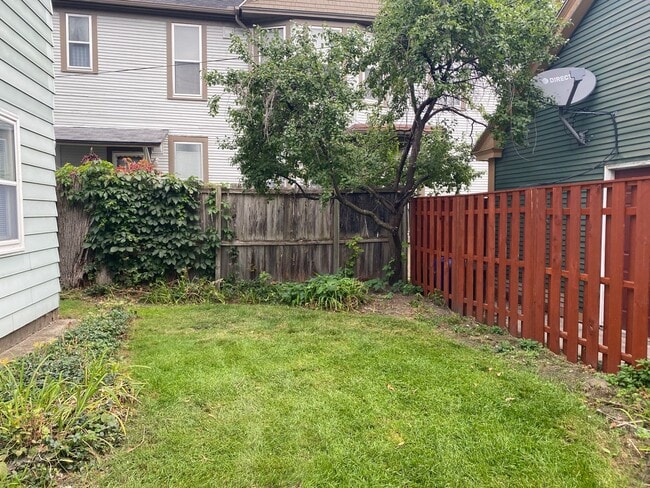 Building Photo - 1 Bed, 1 Bath downstairs Unit in Heritage Hill – Private Entry & Prime Location