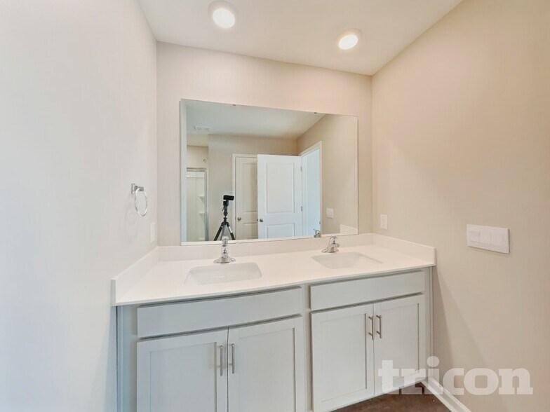 Building Photo - 5235 Ironwood Dr