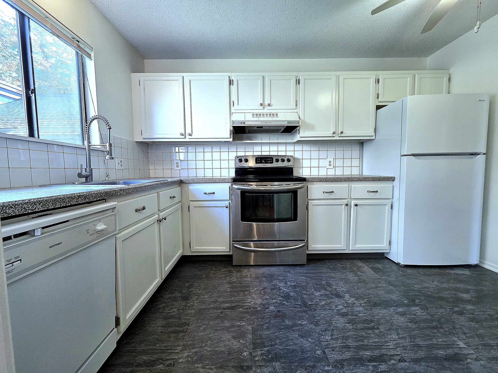 Building Photo - 563 Heritage Vlg