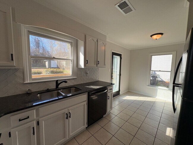 Building Photo - Rent Special on Beautifully Updated 3 Bedroom Home!