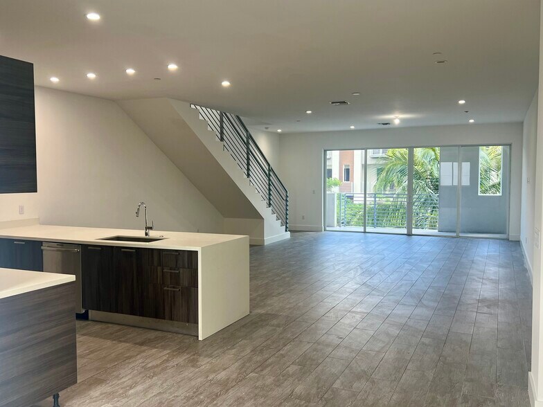 Building Photo - 1045 NE 18th Ave