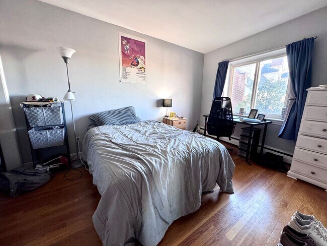 Building Photo - 2 BED WITH RENOVATED KITCHEN RIGHT BY B.C.