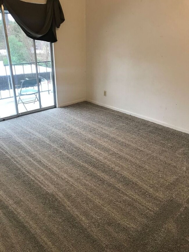 Building Photo - GREAT FAIRFIELD OAKS CONDO