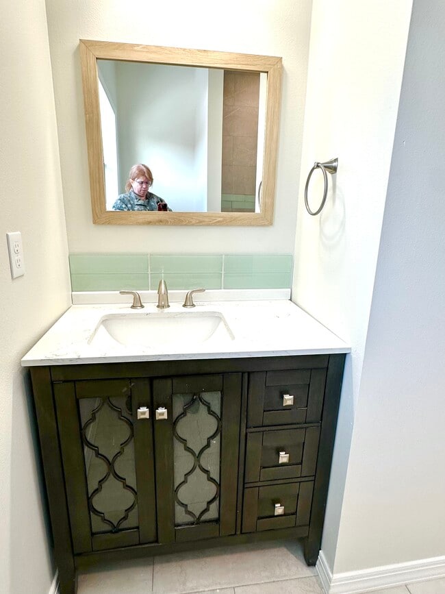 Building Photo - 102 Meadowlark Ave