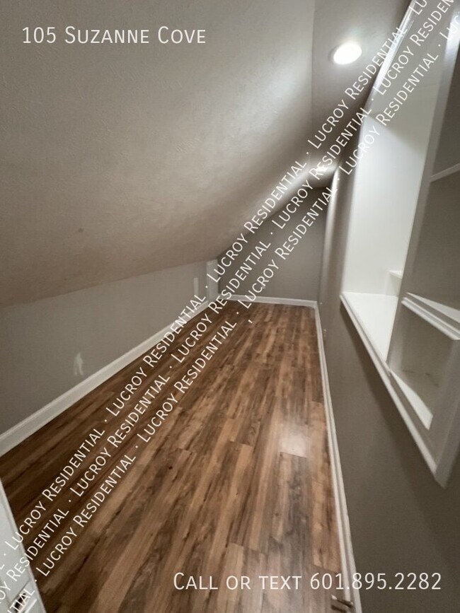 Building Photo - Updated 4-Bedroom Duplex with Fireplace in...
