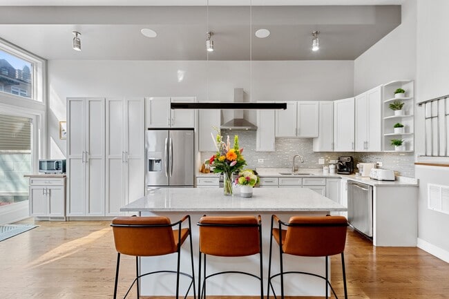 Building Photo - 1527 W Pearson St