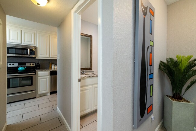 Building Photo - 2213 Park Hill Dr