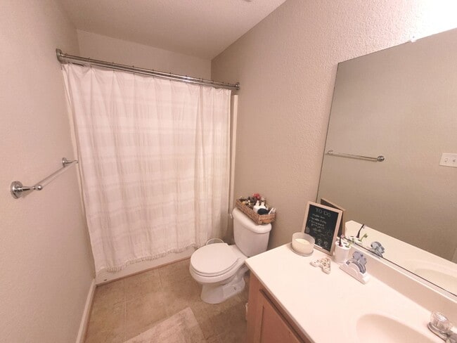 Building Photo - Gorgeous Townhome-Style Condo in Virginia Beach!