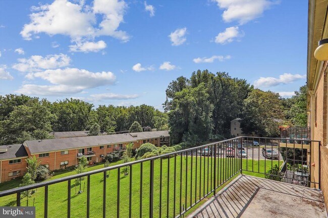 Building Photo - 10631 Montrose Ave