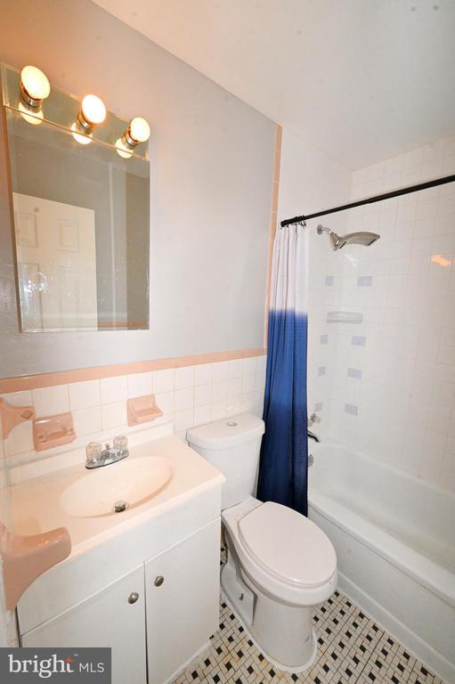 Building Photo - 2610 Lakehurst Ave