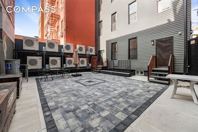 Building Photo - 152 N 10th St