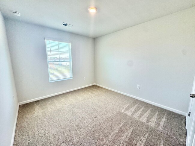 Building Photo - 4 bed 2.5 bath home located in the Windsong II S/D. in Rincon, Ga!