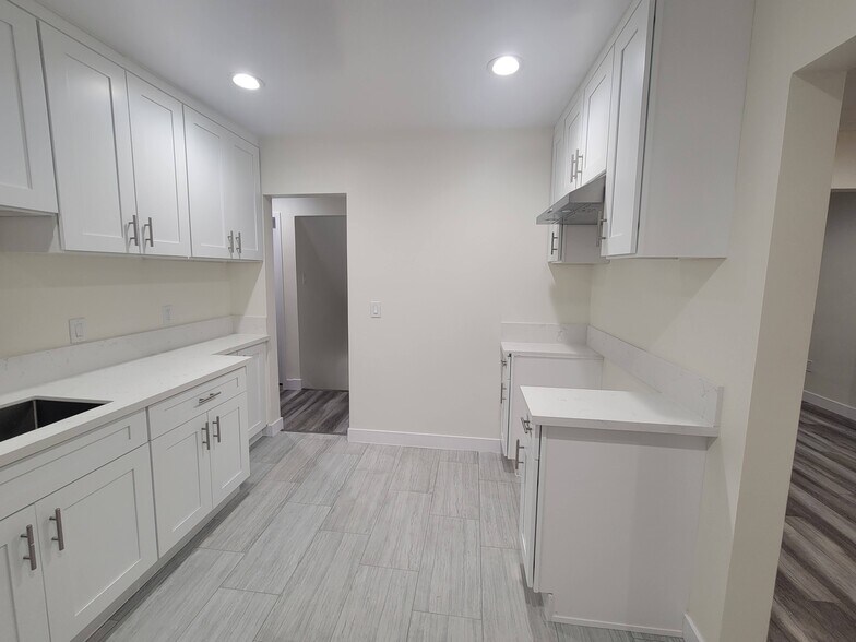 Kitchen - 2216 S Bronson Ave