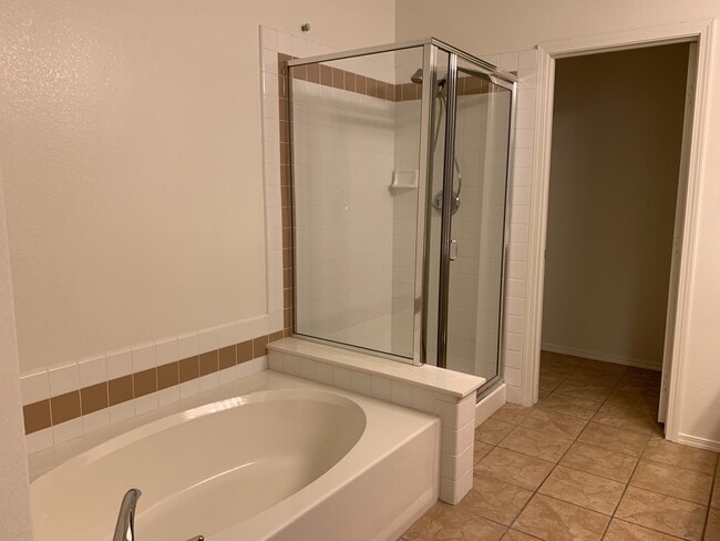 Building Photo - Spacious 1st Floor Beauty!